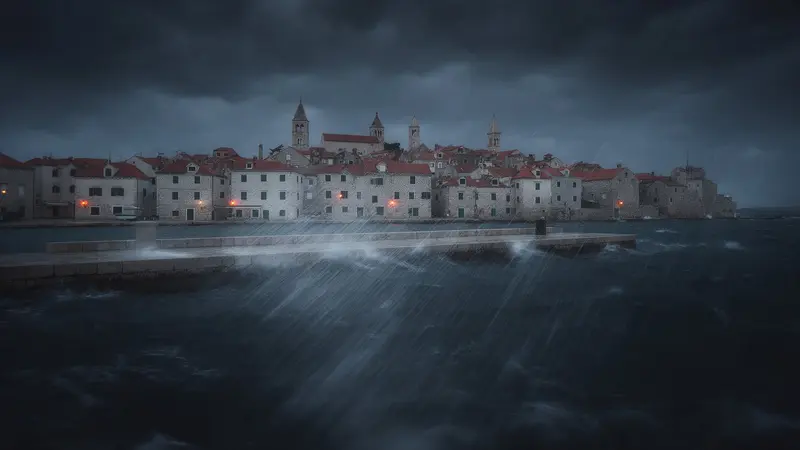 Stari grad Rab s četiri zvonika za jake bure, valovi prelijevaju rivu